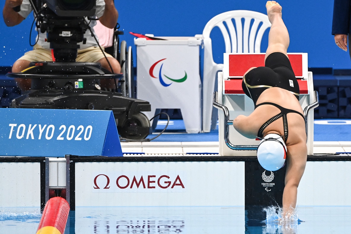 Jiang Yuyan competes in the women's 50-meter butterfly S6 swimming final at the Tokyo Paralympic Games on Monday. Phoro: VCG