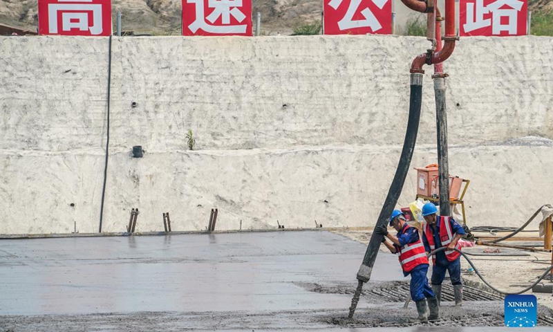 Construction workers are busy at the construction site of Nanquan section of Taihu tunnel, part of the Changzhou-Wuxi Highway, in Wuxi, east China's Jiangsu Province, Sept. 5, 2021. The main construction of the Nanquan section of the Taihu tunnel was completed on Sunday. Taihu tunnel, China's longest underwater highway tunnel, is part of the Changzhou-Wuxi Highway which has a total length of 43.9 km. The 10.8-km-long, 43.6-meter-wide tunnel is under Taihu Lake, China's third-largest freshwater lake. (Xinhua/Li Bo) 