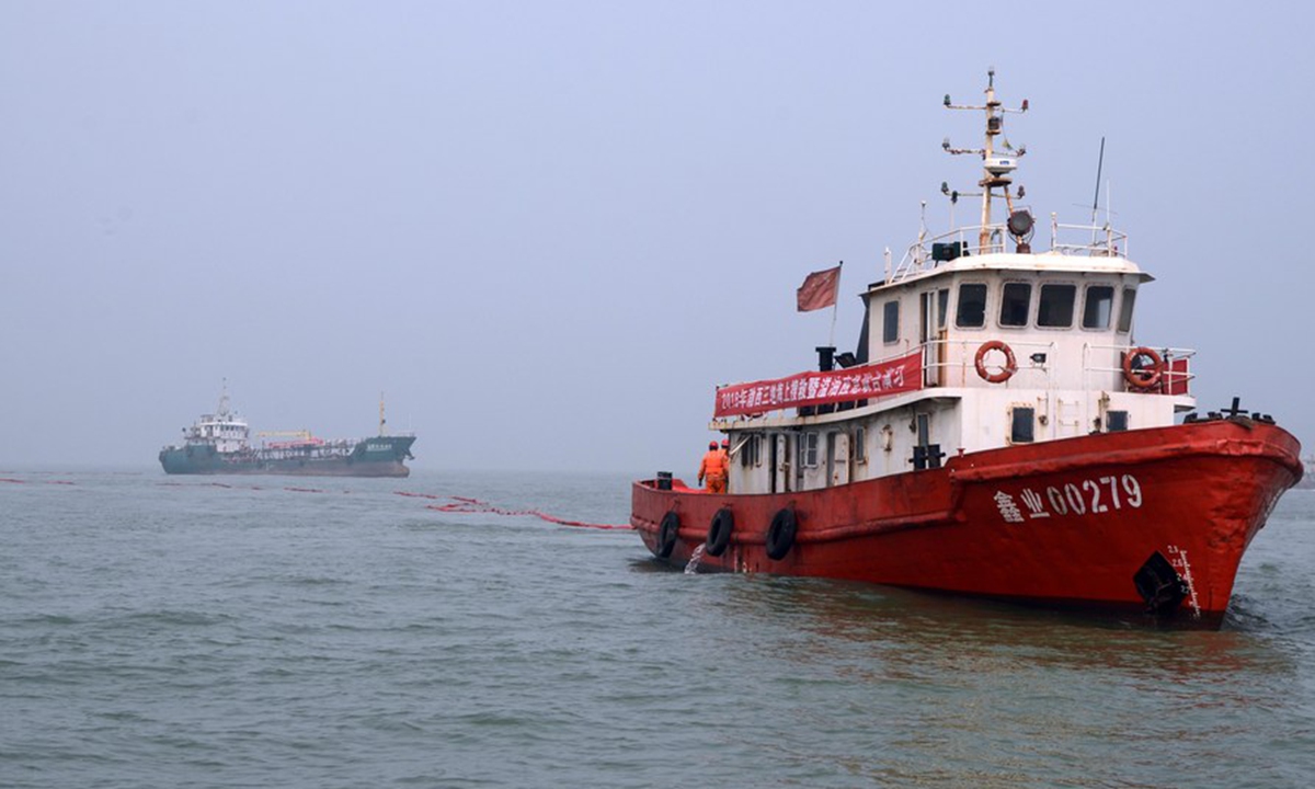 A rescue boat (R) participates in a maritime emergency drill near the Port of Huanghua in Cangzhou, north China's Hebei Province, Aug. 21, 2018. Photo: Xinhua