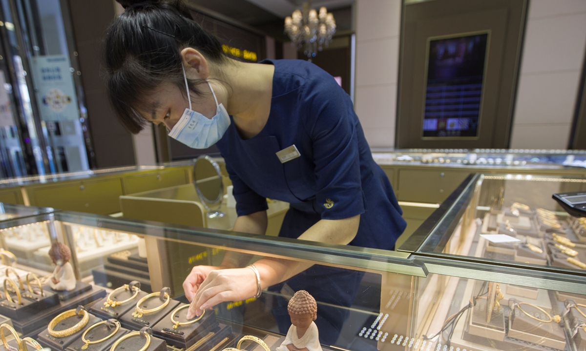 A staffer sorts gold products in Taiyuan, North China's Shanxi Province on Tuesday. As of the end of August, China's gold reserves stood at 62.64 million ounces (approximately 1,948.32 tons), the same as the previous month, according to data from the State Administration of Foreign Exchange. Photo: cnsphoto