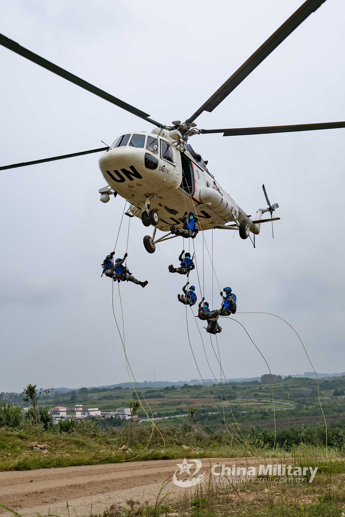 Eight Chinese peacekeeping special operations soldiers of the quick reaction force (QRF) fast rope from the side, rear and floor hatches of a transport helicopter simultaneously during the lane training stage of the Shared Destiny-2021 UN peacekeeping field training exercise in Queshan, Henan Province on September 9, 2021. (eng.chinamil.com.cn/Photo by Wan Quan)