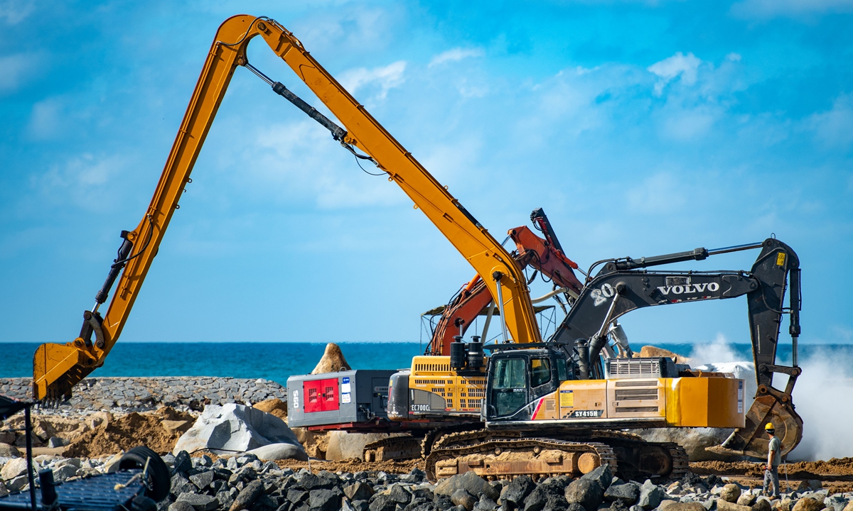 An excavator carries out landfill work at Wuchang Port in Wanning, South China's Hainan Province on Monday. Since the start of the construction in mid-May, the project has been progressing smoothly. The facility is expected to have an unloading capacity of 60,000 tons per year, which can accommodate about 1,235 ships. Photo: cnsphoto 