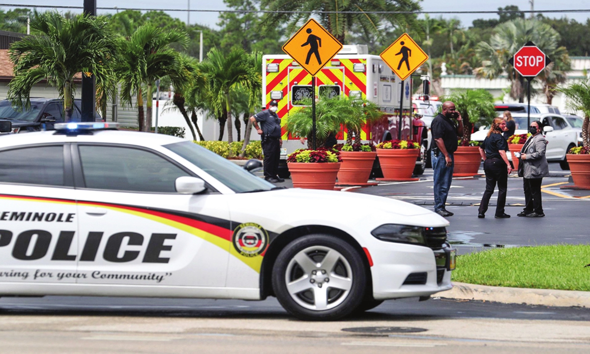 Seminole police arrive on scene at the Seminole Classic Casino on Monday in Hollywood, California, after an explosion damaged storage areas and blew out drywall in the casino, causing numerous injuries. Photo: VCG