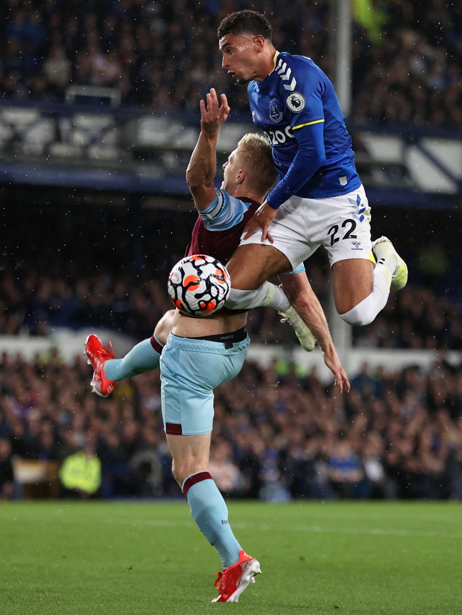 Ben Godfrey (right) of Everton and Ben Mee of Burnley battle for the ball on Monday in Liverpool, England. Photo: VCG