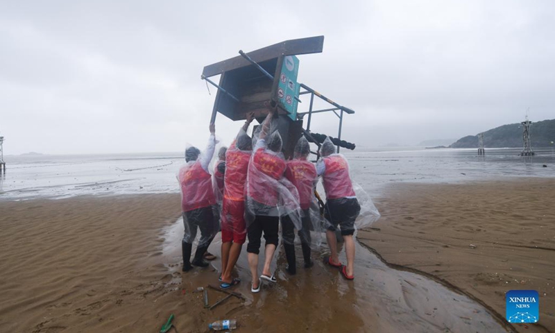 Volunteers lift up a lookout device at the Nansha beach resort in Zhoushan, east China's Zhejiang Province, Sept. 14, 2021. The disaster relief work is underway in Zhoushan as the influence of Typhoon Chanthu weakens. Photo: Xinhua 