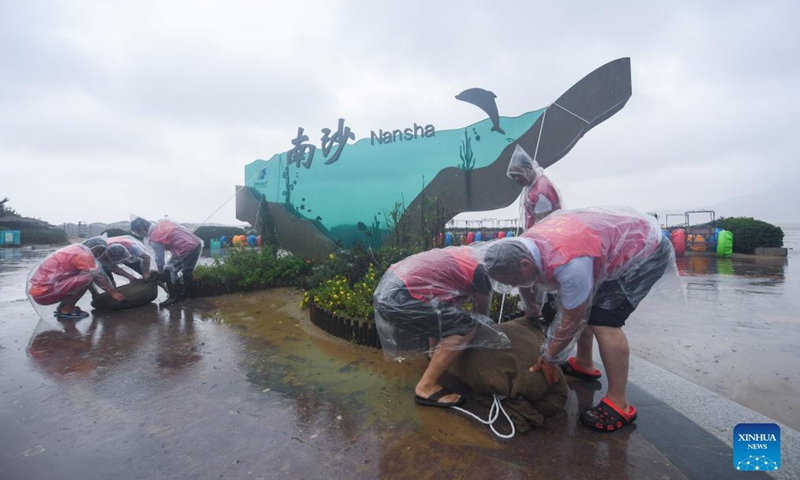 Volunteers place sandbags at the Nansha beach resort in Zhoushan, east China's Zhejiang Province, Sept. 14, 2021. The disaster relief work is underway in Zhoushan as the influence of Typhoon Chanthu weakens.Photo: Xinhua 