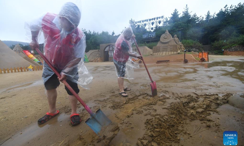 Volunteers help with drainage work at the Nansha beach resort in Zhoushan, east China's Zhejiang Province, Sept. 14, 2021. The disaster relief work is underway in Zhoushan as the influence of Typhoon Chanthu weakens. Photo: Xinhua 