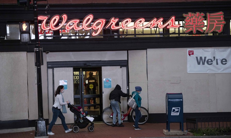 People walk past a pharmacy in Washington D.C., the United States, on Nov. 12, 2020.(Photo: Xinhua)