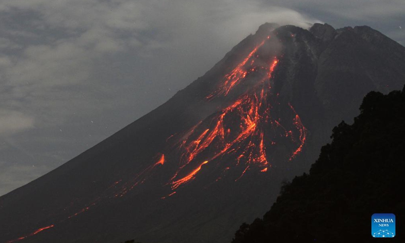 Photo taken on Sep 24, 2021 shows volcanic materials spewing from Mount Merapi seen from Turgo Purwobinangun village in Sleman, Yogyakarta, Indonesia.Photo:Xinhua