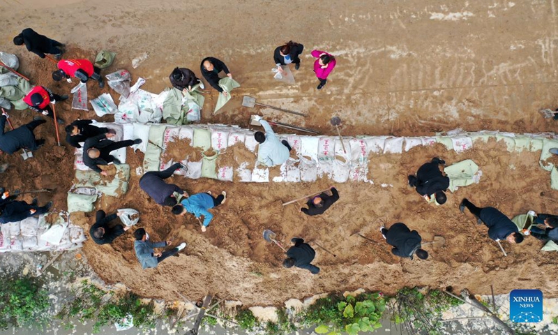 Aerial photo shows rescuers fortifying temporary dyke against the flood at Lianbo Village in Hejin City, north China's Shanxi Province, Oct. 10, 2021 (Xinhua/Zhan Yan)