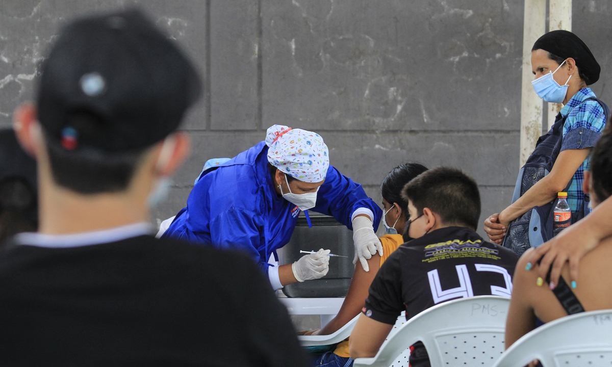 A migrant from Venezuela is inoculated against COVID-19 in the La Parada sector, the commercial area of the Colombia-Venezuela border, in Cucuta, Colombia, on Thursday. Photo: AFP