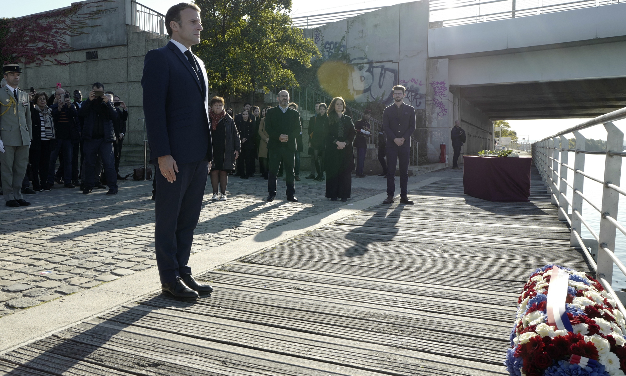 French President Emmanuel Macron stands at attention after laying a wreath near the Pont de de Bezons (Bezons bridge) on Saturday in Colombes near Paris. Emmanuel Macron becomes the first French president to commemorate the brutal repression of an October 17, 1961 demonstration during which at least 120 Algerians were killed during a protest to support Algerian independence. Photo: VCG