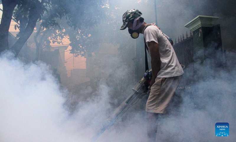 A worker sprays anti-mosquito fog at a residential area in Depok, West Java, Indonesia, Oct. 17, 2021.(Photo: Xinhua)