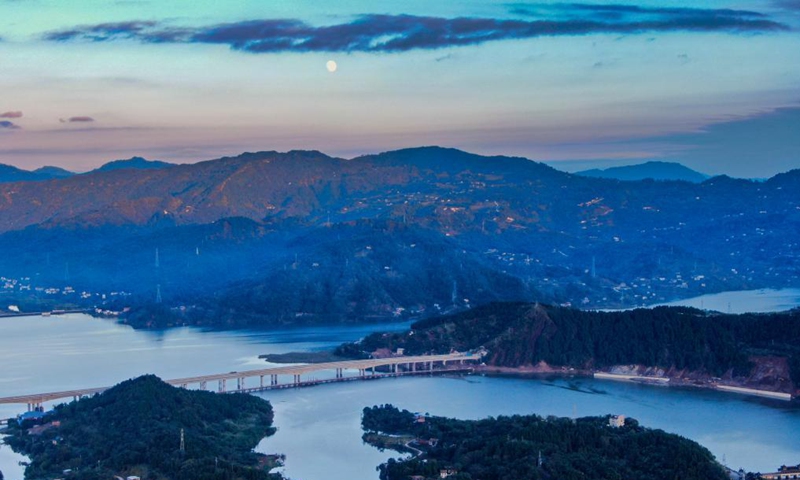 Aerial photo taken on Oct. 18, 2021 shows the sunset scenery of Hanfeng Lake in Kaizhou District of Chongqing, southwest China.Photo: Xinhua