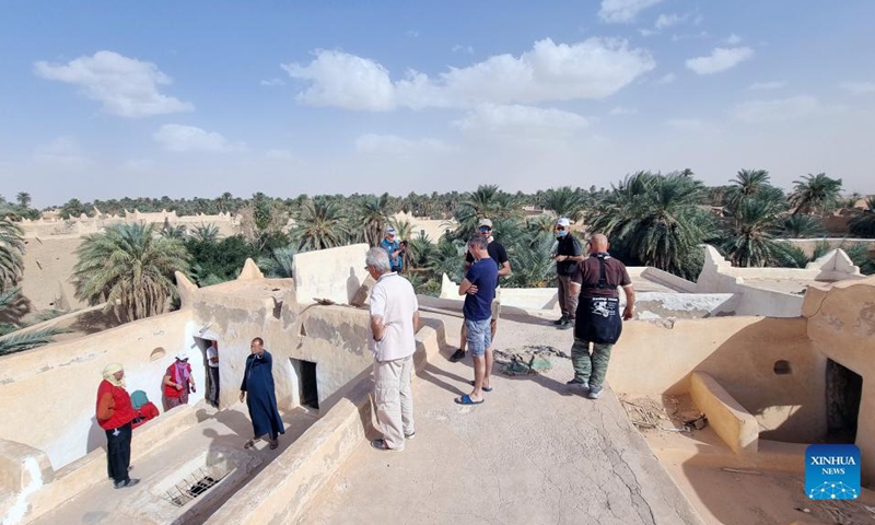 Tourists are seen in Ghadames, a historic town in southeastern Libya, on Oct. 19, 2021. A group of more than 100 European tourists on Tuesday visited Libya for the first time since the 2011 uprising that toppled the former regime.(Photo: Xinhua)