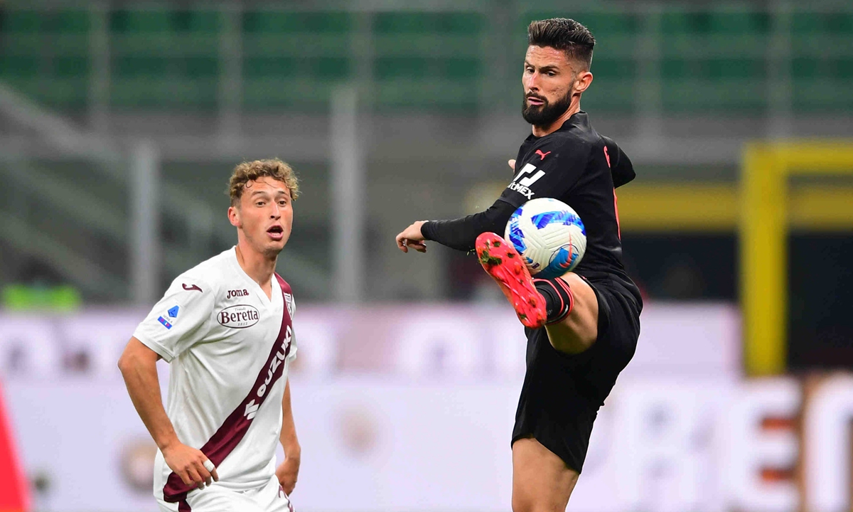 Olivier Giroud (right) of AC Milan controls the ball during the Serie A match against Torino on Tuesday in Milan, Italy. Photo: VCG