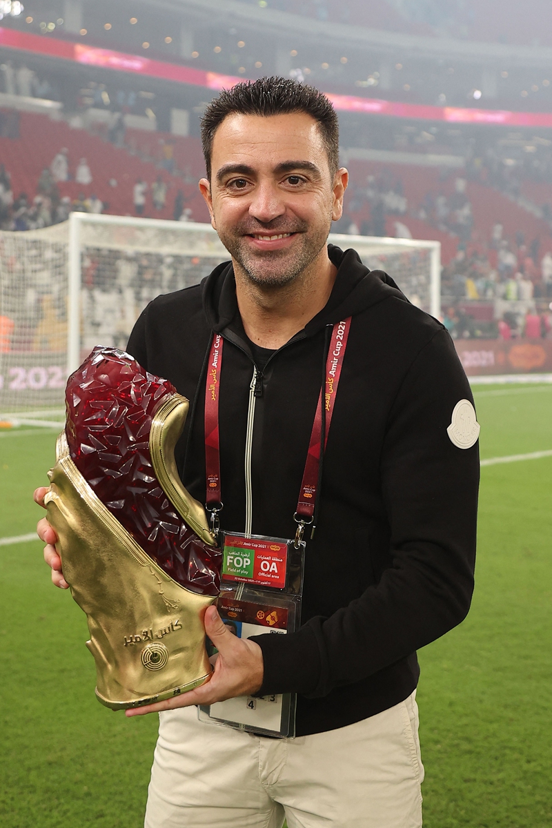 Al Sadd coach Xavi celebrates with the trophy after winning the Amir Cup final match in Doha, Qatar on October 22. Photo: VCG