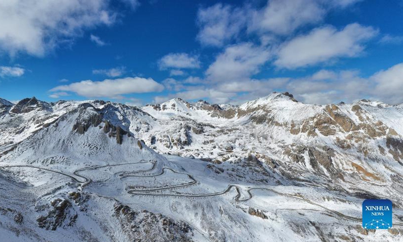 Aerial photo taken on Oct. 23, 2021 shows the scenery of a snow-covered mountain in Batang County, Tibetan Autonomous Prefecture of Garze, southwest China's Sichuan Province.(Photo: Xinhua)