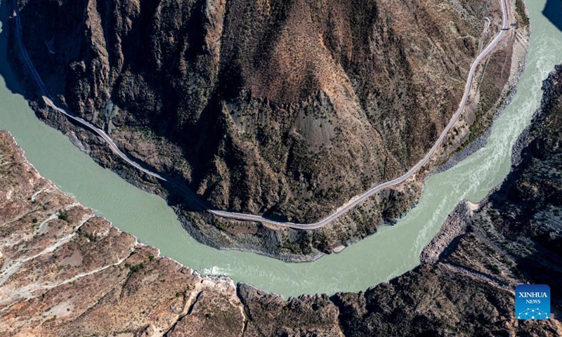 Aerial photo taken on Oct. 27, 2021 shows a bend of the Jinsha River, the upper section of the Yangtze River, in southwest China.(Photo: Xinhua)