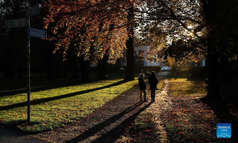 People enjoy the autumn scenery in Berlin, capital of Germany, Oct. 28, 2021.Photo:Xinhua