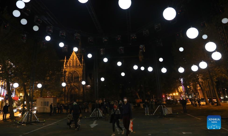 People watch the light installation Persistence of Times in Brussels, Belgium, on Oct. 28, 2021. The ten-day event Bright Brussels, the festival of lights in Brussels, started on Thursday.Photo:Xinhua