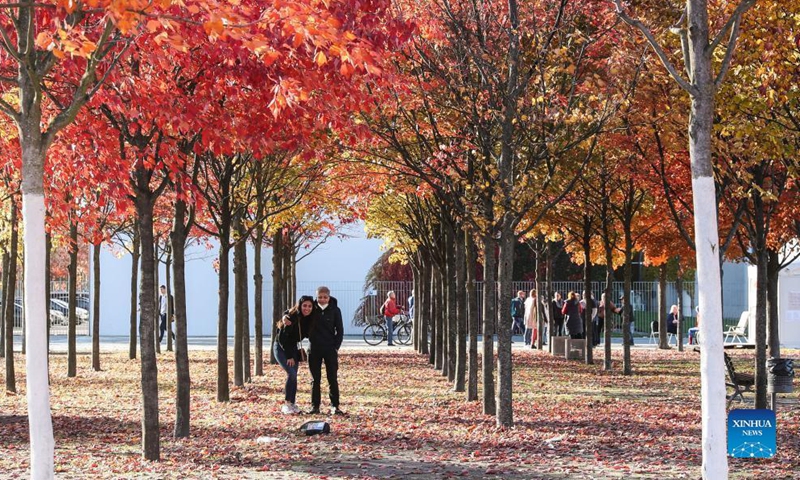 People enjoy the autumn scenery in Berlin, capital of Germany, Oct. 28, 2021.Photo:Xinhua