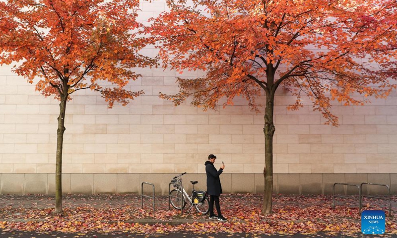 A man takes photos of the autumn scenery in Berlin, capital of Germany, on Oct. 28, 2021.Photo:Xinhua