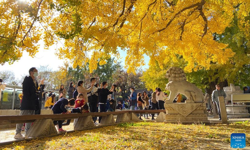 Photo taken with a cellphone on Oct. 31, 2021 shows people visiting Wuta (five-pagoda) Temple in Beijing, capital of China.Photo:Xinhua