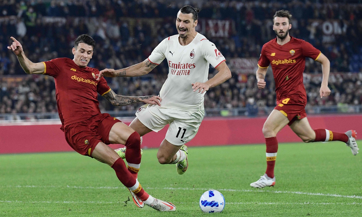 AS Roma defender Roger Ibanez (left) and AC Milan forward Zlatan Ibrahimovic collide on Sunday at Stadio Olimpico in Rome, Italy. Photo: VCG