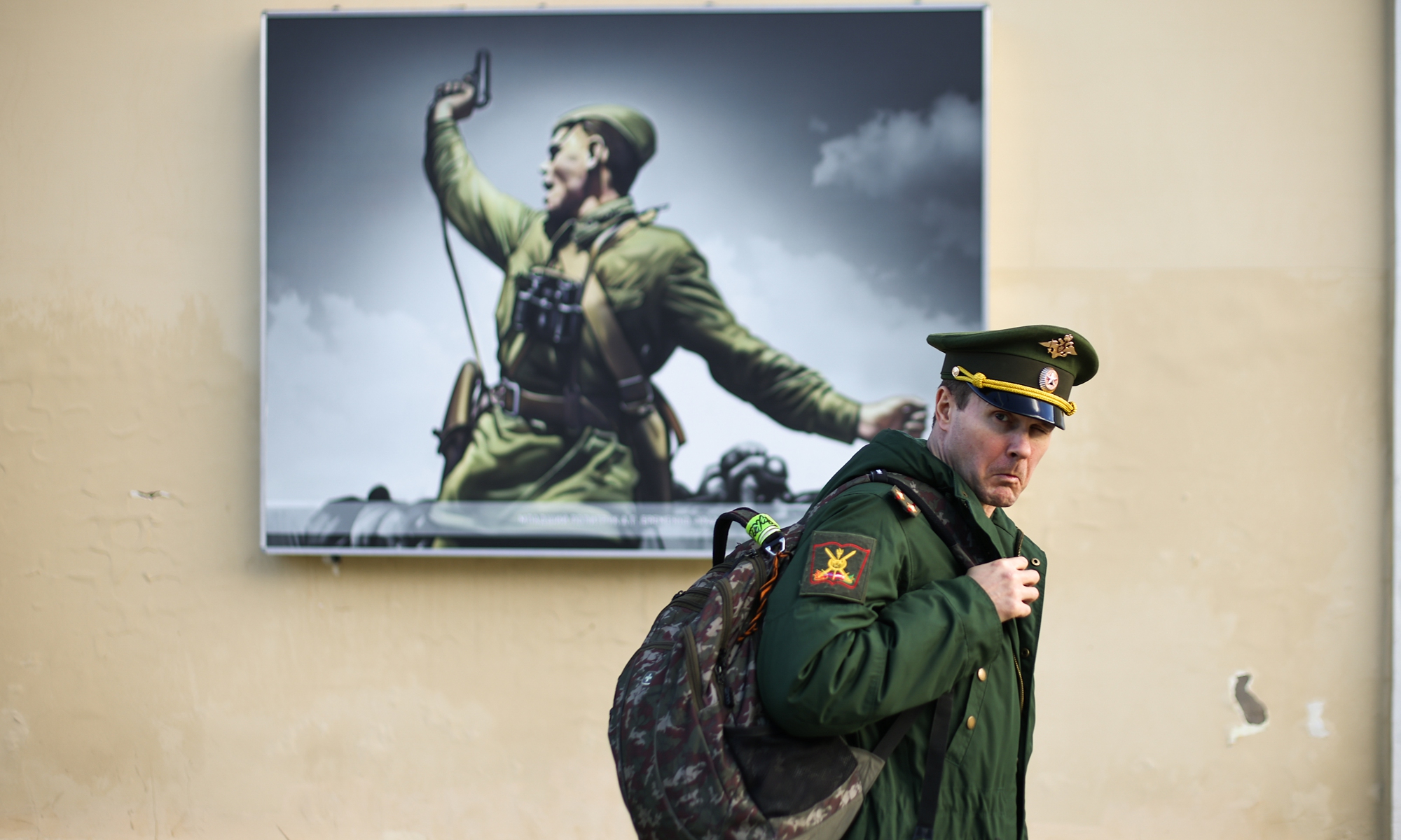 A soldier walks along Gogolevsky Boulevard in Moscow, Russia on Unity Day, a national holiday, on November 4, 2021. Most of this year's festivities will be held online, with the current COVID-19 regulations in place and no work declared nationwide from October 30 to November 7. Photo: VCG