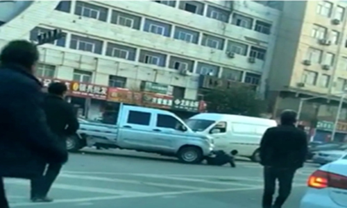 A van knocked the attacker down to stop him from stabbing people in Yunhe, North China's Shanxi Province, Nov 4, 2021. Photo: Jimu News