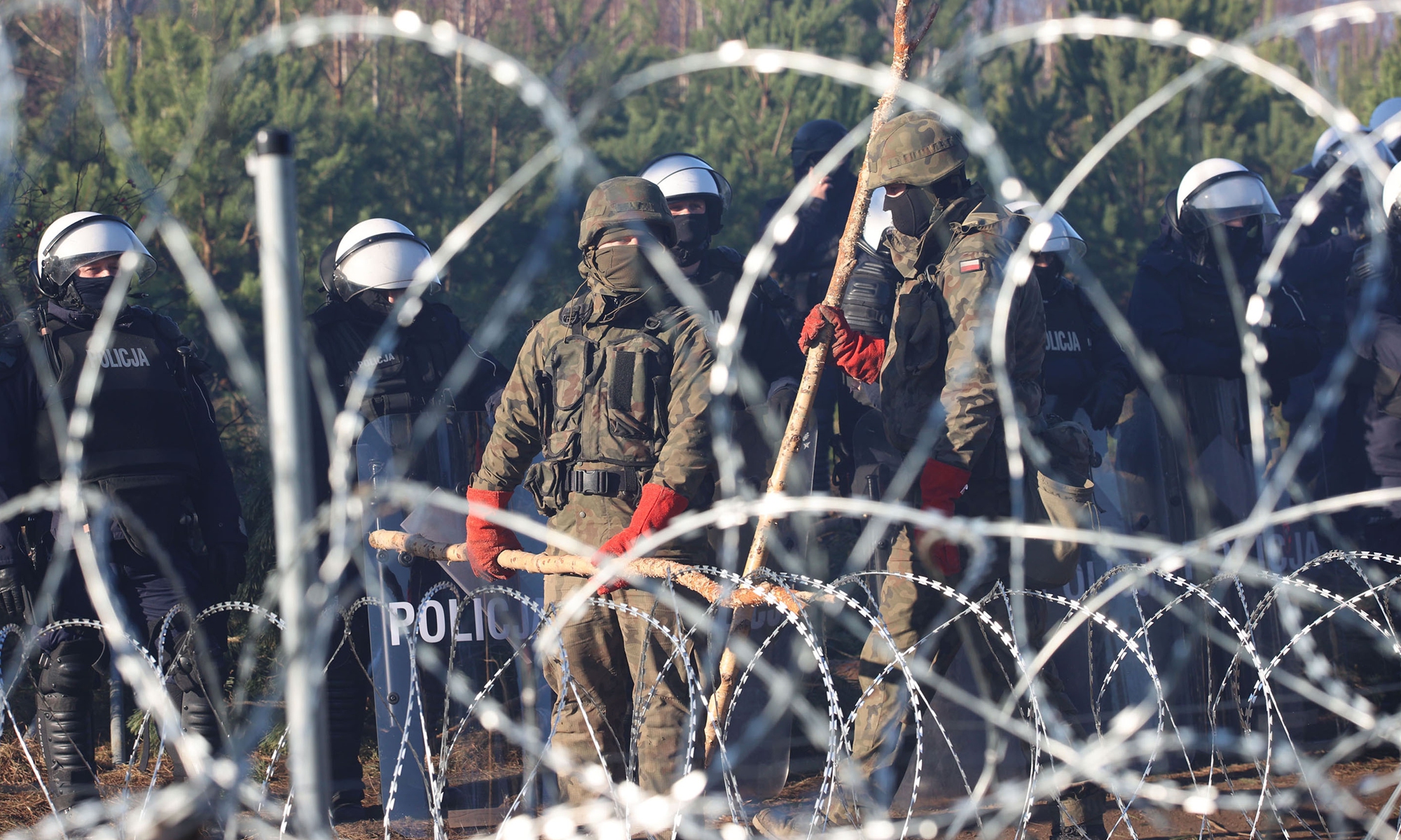 Photo released on November 9, 2021 shows polish police officers and soldiers stand guard on the Belarusian-Polish border after reports that nearly 1,000 refugees were heading toward the Polish border on the morning of November 8, 2021. The migrants want to apply for refugee status in an EU country. Poland has declared a state of emergency in the regions bordering Belarus. Since the start of 2021, over 30,000 migrants have attempted to cross the Belarusian-Polish border. Photo: VCG