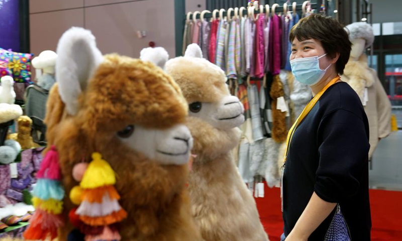 Ma Yuxia works at her booth during the 4th China International Import Expo (CIIE) in east China's Shanghai, Nov. 6, 2021.Photo:Xinhua