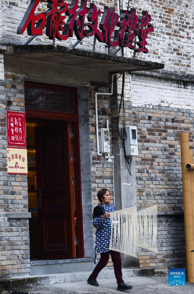 A villager prepares to dry handmade noodles in Huyuan Township of Fuyang District, Hangzhou City, east China's Zhejiang Province, Nov. 16, 2021. Noodle culture festival, noodle making activity, intangible cultural heritage performance and other events have been held in Huyuan Township in recent years, as efforts to promote the development of agricultural and rural tourism industries. Photo: Xinhua