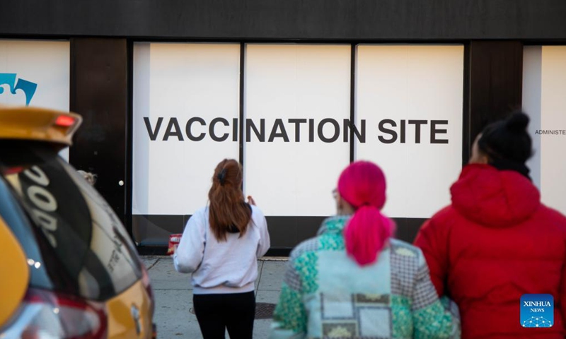 Pedestrians walk in front of a COVID-19 vaccination site in the Brooklyn borough of New York, the United States, Nov 19, 2021. The US Food and Drug Administration (FDA) on Friday authorized boosters of the Pfizer/BioNTech and Moderna COVID-19 vaccines for all adults.Photo:Xinhua