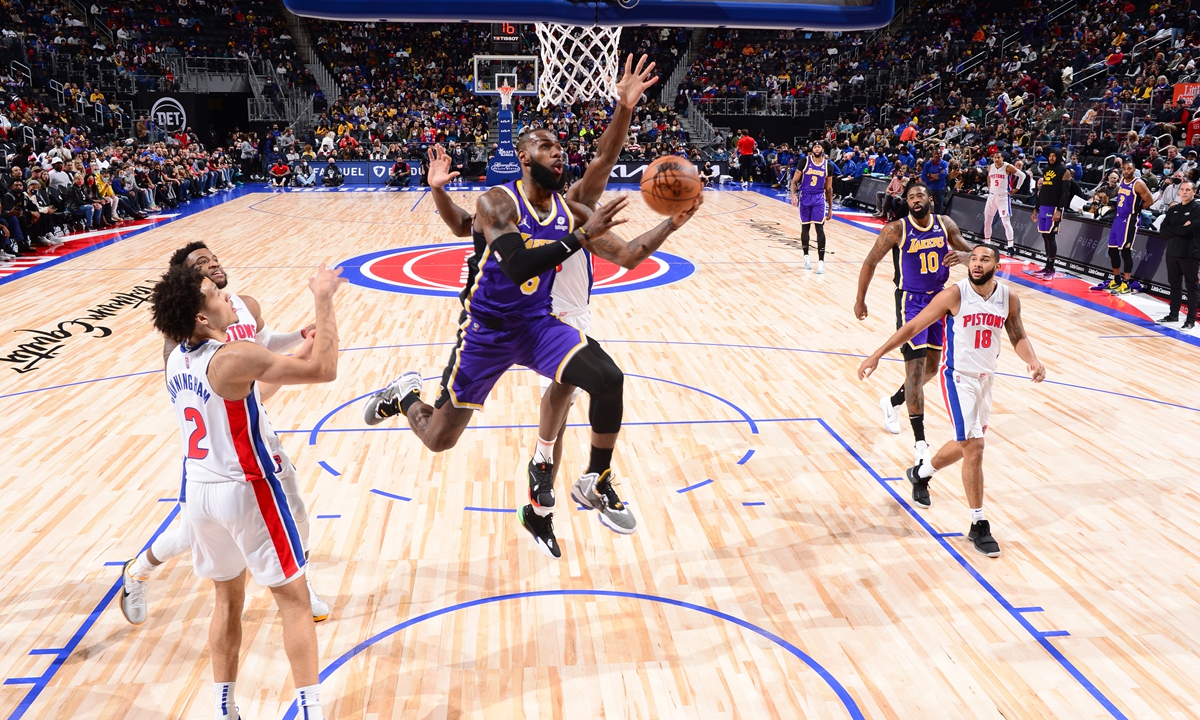 Lakers Rally Past Pistons - Global Times