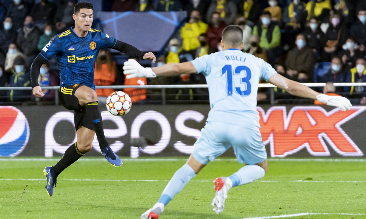 Cristiano Ronaldo (left) of Manchester United shoots to score against Villarreal's Geronimo Rulli on Tuesday in Villarreal, Spain. Photo: IC