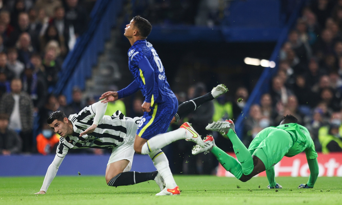 Alvaro Morata of Juventus (left) beats Edouard Mendy (right) of Chelsea with a chip but the ball is cleared off the line by Thiago Silva (center) at Stamford Bridge on Tuesday in London, England. Photo: IC