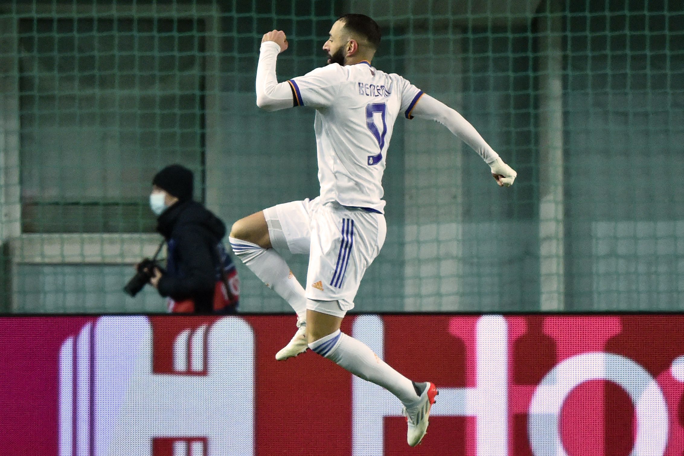 Real Madrid forward Karim Benzema celebrates after scoring their third goal against Sheriff in Tiraspol, Moldova on November 24, 2021. Photo: VCG