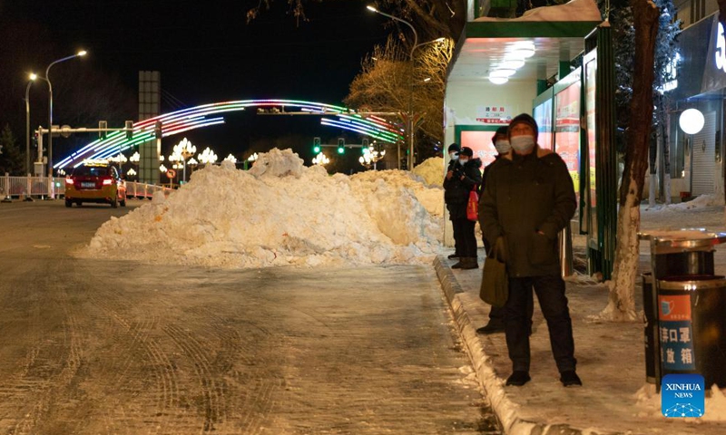 Residents wait for bus after the snow is cleared in Hegang City, northeast China's Heilongjiang Province, Nov. 24, 2021. Photo: Xinhua