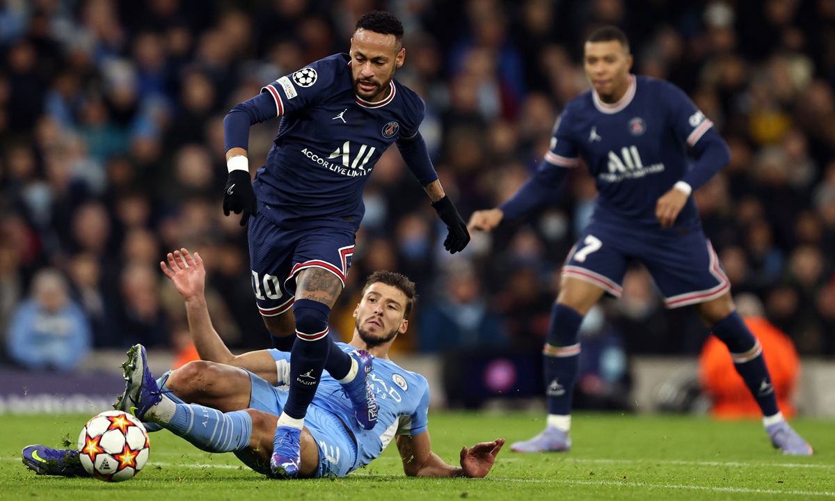 Neymar (No.10) of PSG evades a tackle from Manchester City defender Ruben Dias on November 24, 2021 in Manchester, England. Photo: VCG