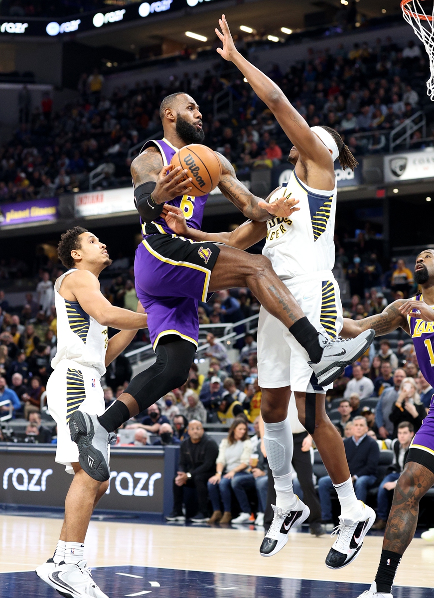 LeBron James of the Lakers shoots against the Pacers on November 24, 2021 in Indianapolis. Photo: VCG