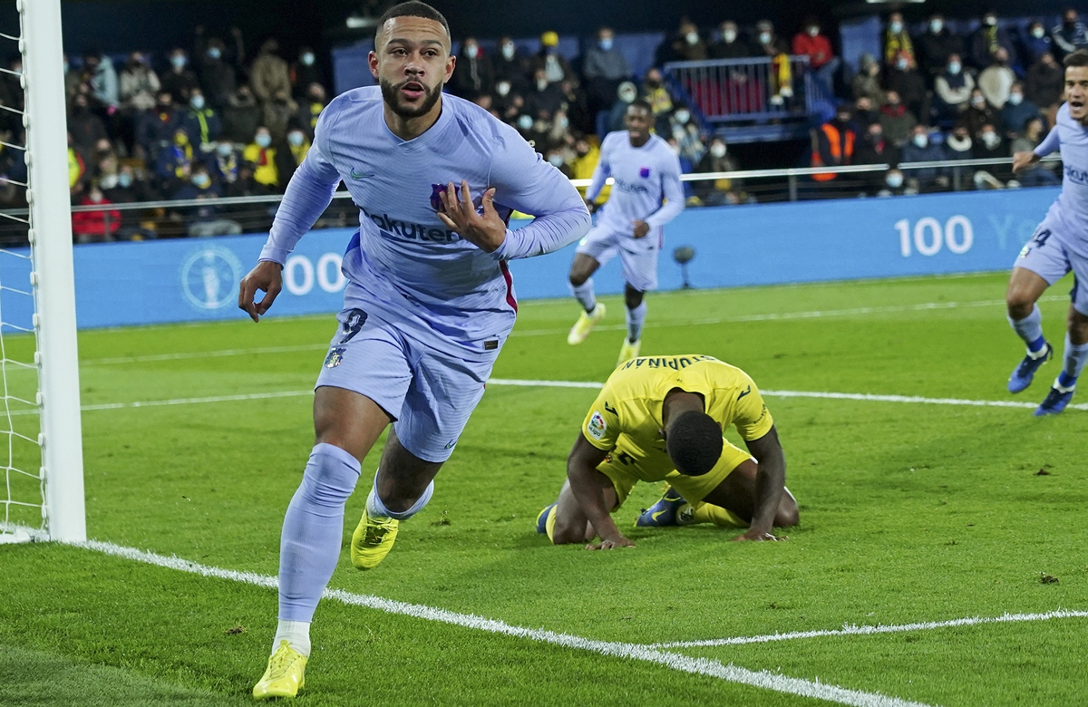 Barcelona's Memphis Depay celebrates scoring against Villarreal on November 27, 2021 in Villarreal, Spain. Photo: VCG