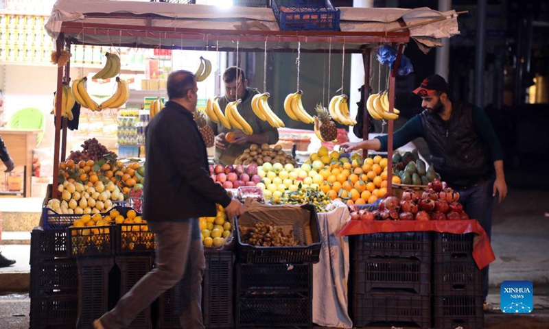 Photo taken on Nov. 29, 2021 shows a fruit stall at the al-Midan market in Mosul, Iraq. The market resumed running after its reconstruction and the removal of debris of the destruction by the military operations carried out by the Iraqi forces to expel the militants of the extremist Islamic State (IS) group. (Xinhua/Khalil Dawood)