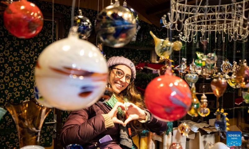 A worker poses at a booth selling glass pieces at the Christkindlmarket in Daley Plaza in Chicago, the United States, on Nov. 28, 2021.Photo:Xinhua