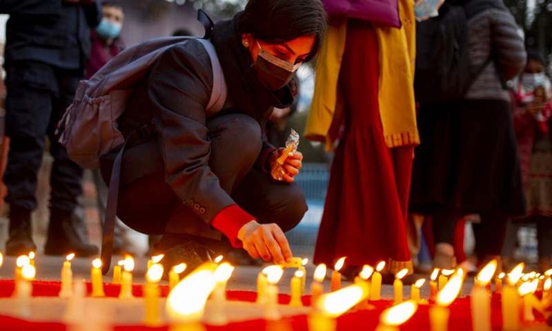 A volunteer lights candles during an AIDS awareness campaign on the eve of World AIDS Day in Kathmandu, Nepal, Nov. 30, 2021.(Photo: Xinhua)