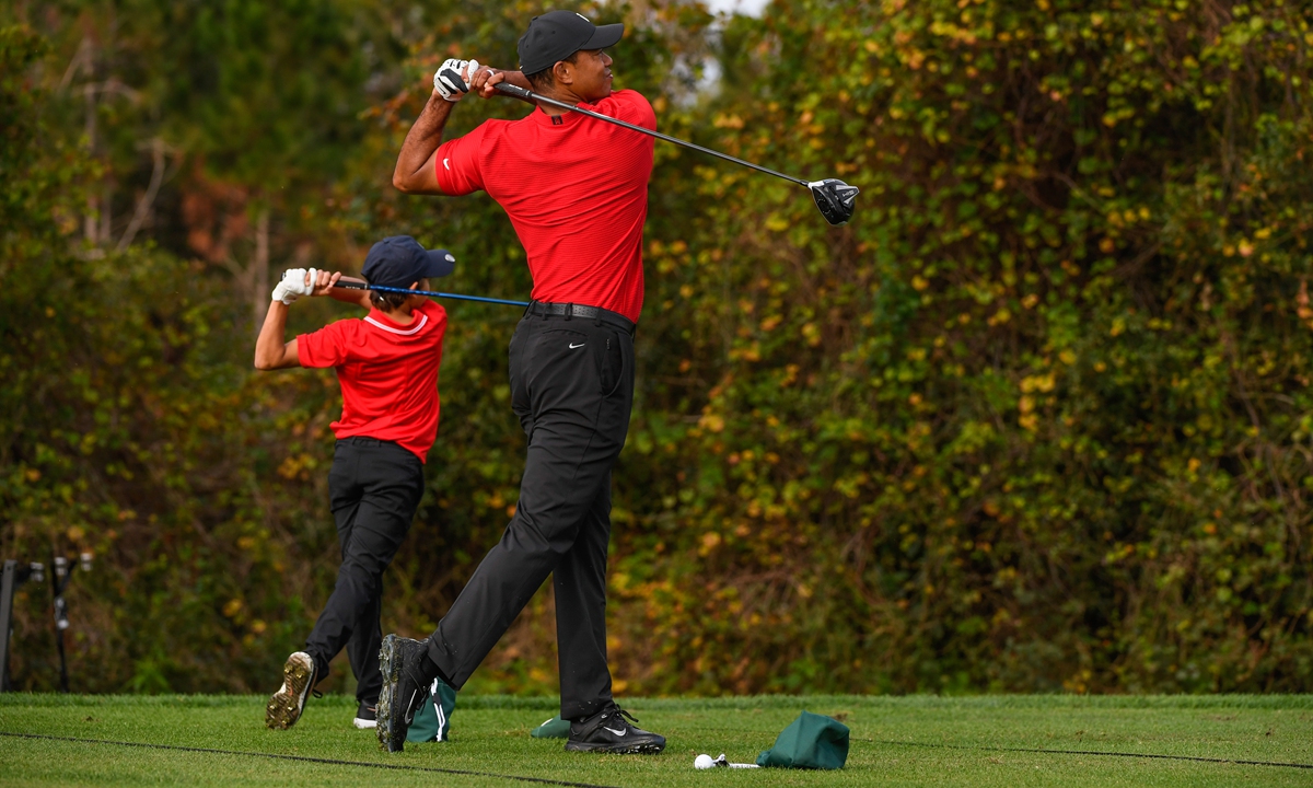 Tiger Woods and his son Charlie warm up on the range during the final round of the PNC Championship on December 20, 2020 in Orlando, Florida. Photo: VCG