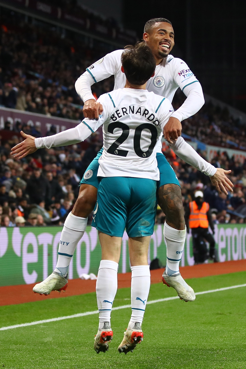 Bernardo Silva (No.20) of Manchester City celebrates scoring with teammate Gabriel Jesus on December 1, 2021 in Birmingham, England. Photo: VCG