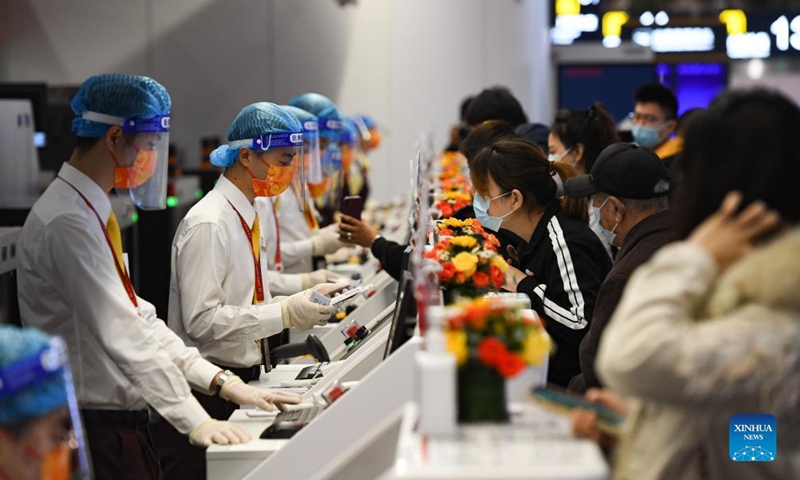 Passengers check in at Terminal 2 of Meilan International Airport in Haikou, south China's Hainan Province, Dec. 2, 2021. The expansion project of Meilan International Airport in south China's resort island of Hainan was officially put into operation on Dec. 2. The project consists of a new terminal, a 3,600-meter runway, and ground transport facilities. (Xinhua/Yang Guanyu)
