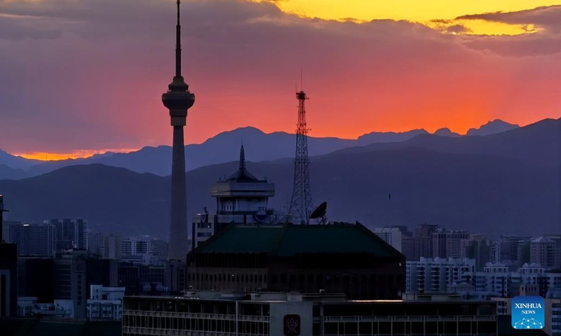 Photo taken with a mobile phone shows sunset glow in Beijing, capital of China, Aug. 1, 2021.Photo:Xinhua